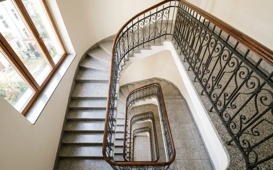 Frisch gereinigtes Treppenhaus von oben fotografiert