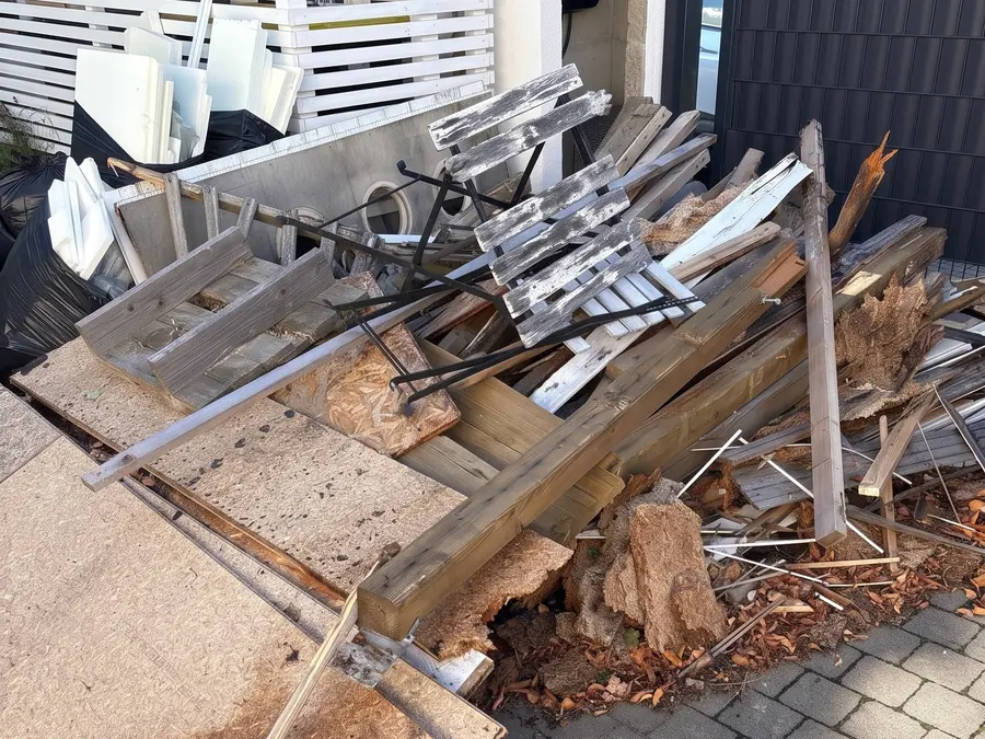 Hofzufahrt eines Objekts in Bad Honnef vor der Räumung, zugestellt mit Bauholz und Sperrmüll